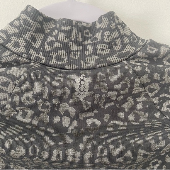 NWT FREE PEOPLE Leopard Print Zip Turtleneck Top In Carbon Silver Size XS/S - Picture 5 of 7